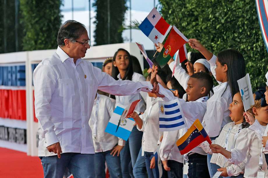 El presidente Gustavo Petro llegó en la noche del viernes a Santo Domingo, República Dominicana, a la XXVIII Cumbre Iberoamericana. 