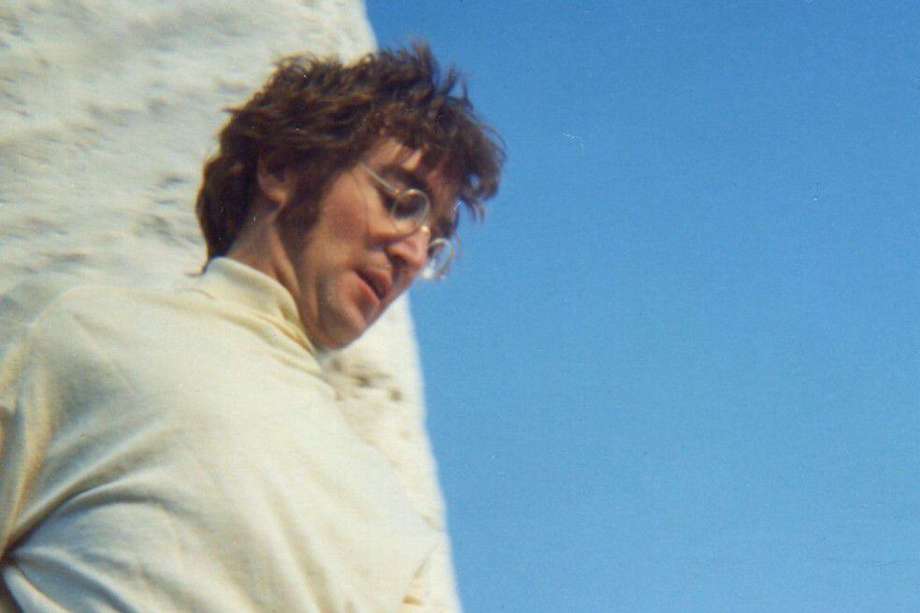 John Lennon compuso “Imagine” al piano en una mañana en su habitación mientras su pareja, Yoko Ono, lo miraba atentamente.