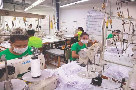 Empresas textiles renacen con tapabocas y ropa de protección 
