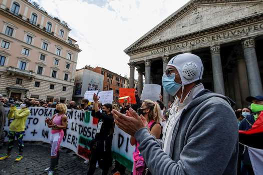 Trabajadores de gimnasios, piscinas, polideportivos y escuelas de danza protestan en el Panteón contra las últimas restricciones impuestas por el gobierno italiano para frenar la emergencia del Coronavirus Covid-19, en Roma, Italia