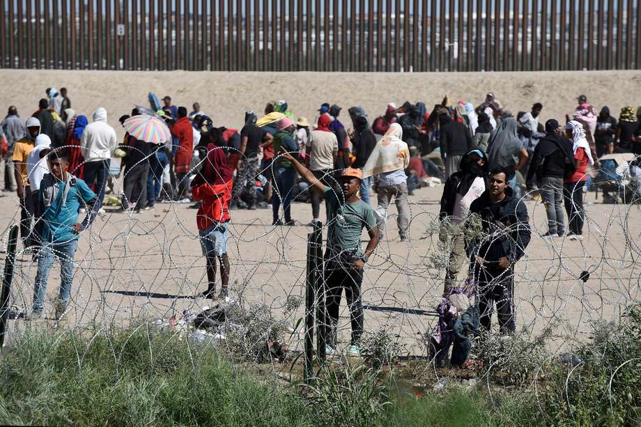  Migrantes permanecen cerca de la frontera estadounidense el 25 de septiembre de 2023, en Ciudad Juárez, Chihuahua (México). 