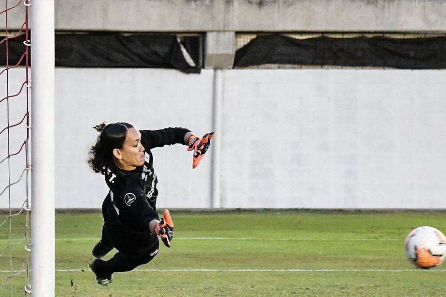 Katherine Tapia, durante la tanda de penaltis en la que fue figura contra Corinthians.