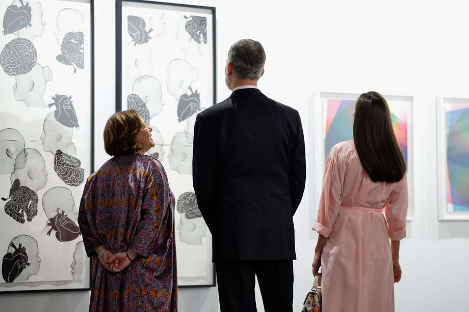 Los reyes, junto a la directora de ARCO, Maribel López, (izquierda), durante su visita  a la Feria Internacional de Arte Contemporáneo ARCO 2023.