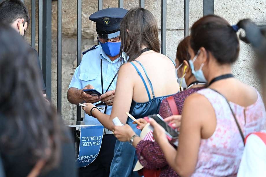 Un oficial italiano revisa pasaportes sanitarios.