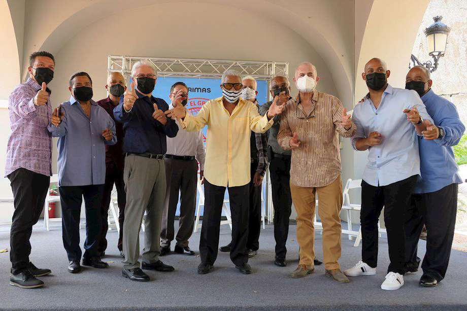 Los integrantes de la legendaria orquesta El Gran Combo de Puerto Rico posan para una fotografía este viernes durante una rueda de prensa para presentar el nuevo álbum, "En Cuarentena" en San Juan, Puerto Rico.