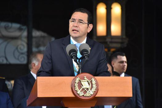 Fotografía cedida por la Presidencia de Guatemala que muestra al presidente Jimmy Morales mientras ofrece un discurso durante los desfiles cívicos de conmemoración del 197 aniversario de la Independencia de la corona española, en Ciudad de Guatemala.  / EFE
