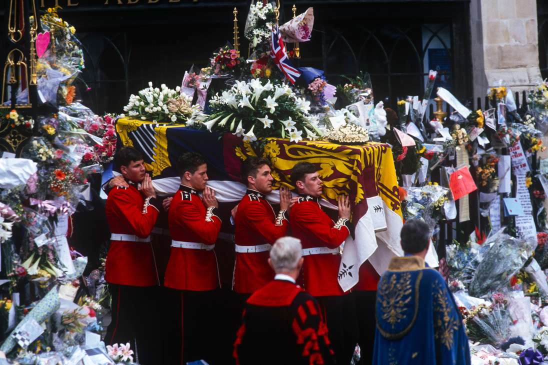 La princesa Diana, más conocida como Lady Di, falleció el 31 de agosto debido a un accidente automovilístico. Al principio, la familia Real se opuso a concederle un funeral de Estado, ya que un año antes se había divorciado del príncipe Carlos, perdiendo así su título real. Sin embargo, al final terminaron accediendo debido al cariño que le tenía la gente. La procesión funeraria recorrió las calles de Londres hasta llegar a la abadía de Westminster.