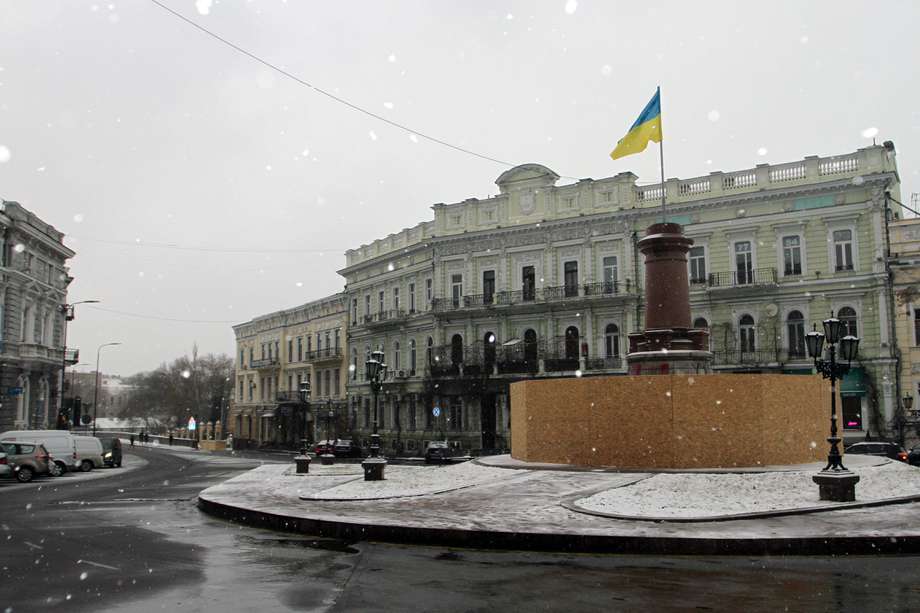 La bandera del estado ucraniano ondea en un pedestal donde una vez estuvo el monumento a la emperatriz Catalina la Grande de Rusia, también conocida como Monumento a los fundadores de Odesa, el 8 de enero de 2023 en Odesa.