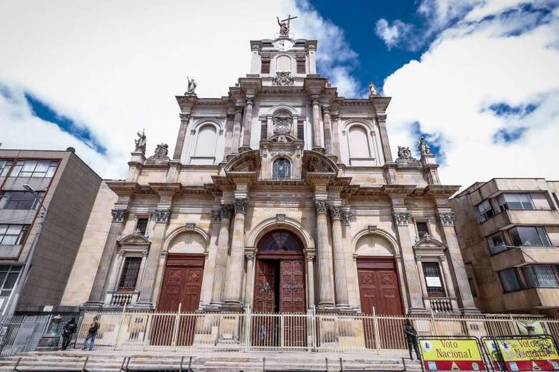 Basílica Menor del Sagrado Corazón de Jesús: está ubicada en la localidad de Los Mártires, en el barrio Voto Nacional. Fue construida entre 1902 y 1918.