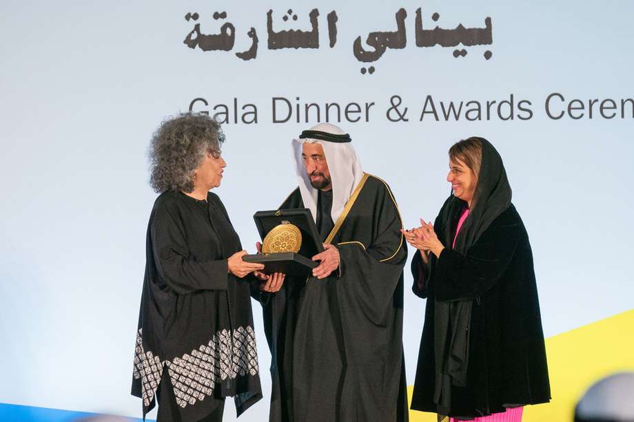 Doris Salcedo recibe el premio de parte del emir de Sharjah, Sultán bin Mohammed Al Qasimi, y la jequesa Nawar Al Qasimi, directora de la Fundación de Arte de ese emirato árabe.