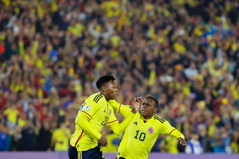 Jorge Cabezas (izq.) de Colombia celebra su gol en el partido del Sudamericano. 