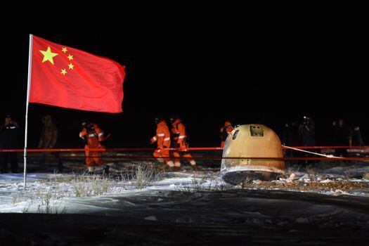 La cápsula que regresó del proyecto de exploración lunar Chang’e 5 aterrizó con éxito a las 01.59 hora de Pekín.