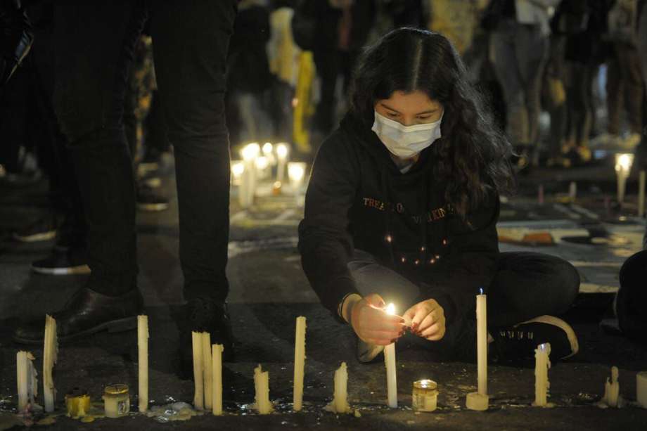 En el norte de Bogotá un grupo de ciudadanos rindió homenaje a las victimas del Paro Nacional.