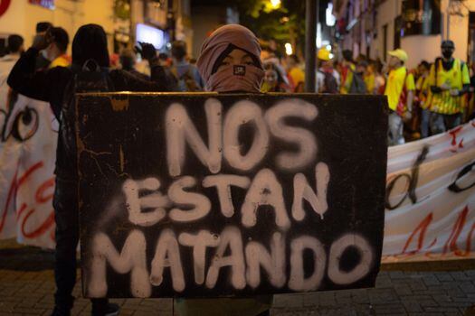 Un niño manifestante sostiene un letrero con la frase que pronunció Lucas Villa en uno de los videos que luego se hicieron virales.