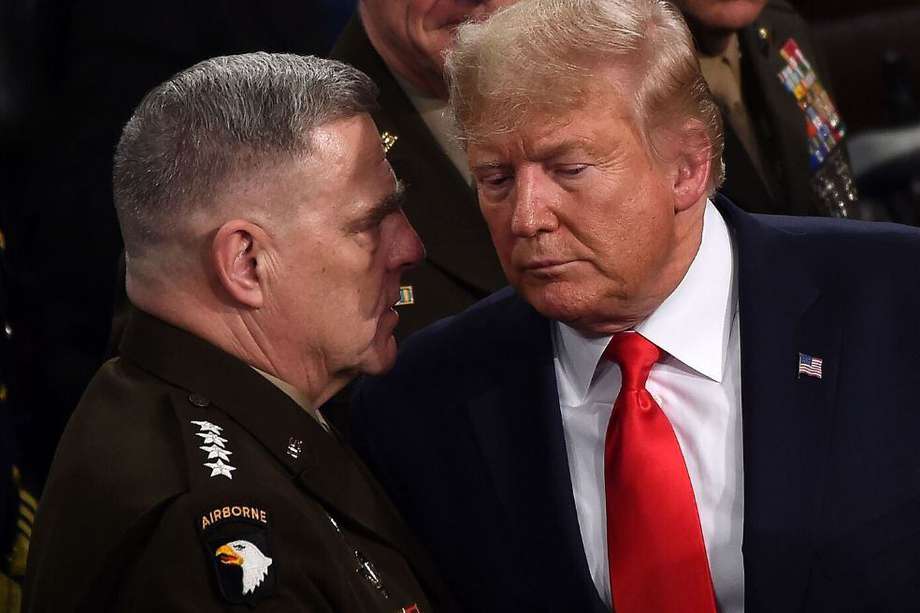 El jefe del Estado Mayor de Estados Unidos, el general Mark Milley (izquierda), junto al presidente estadounidense, Donald Trump. / AFP