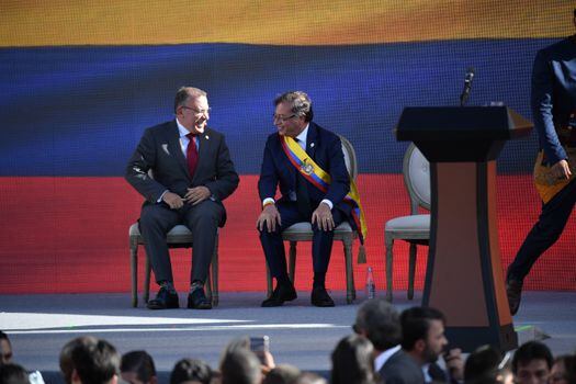 Presidente del Senado de la República de Colombia y Gustavo Petro, presidente de Colombia, durante su posesión realizada en la Plaza de Bolívar (izq-der).