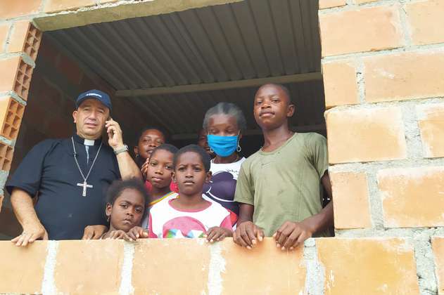 Obispo de Buenaventura lideró entrega de 40 viviendas a familias de escasos recursos 