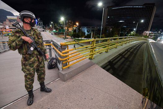En Bogotá se han instalado puestos de control de los que hacen parte uniformados de la Policía, funcionarios del Distrito y personal del Ejército.
