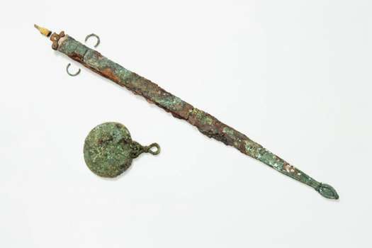 La espada y el espejo de la Edad de Hierro hallados en un enterramiento de 2.000 años de antigüedad en la isla de Bryher, en las islas Scilly.