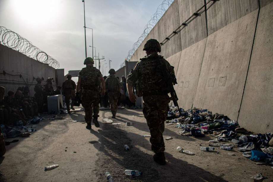 Soldados británicos durante la evacuación de ciudadanos del Reino Unido desde el aeropuerto de Kabul, capital de Afganistán.