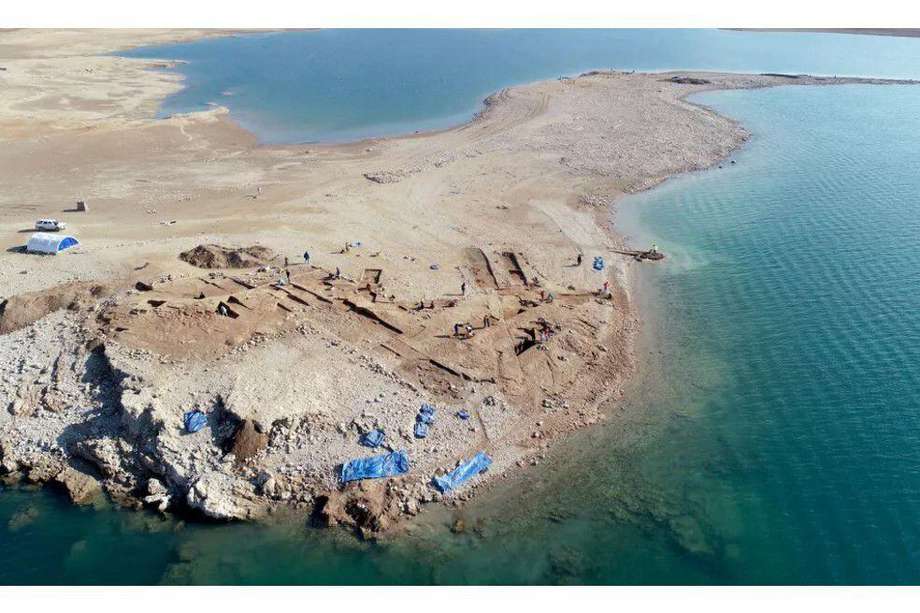 El sitio arqueológico de Kemune en la zona seca del embalse de Mosu.