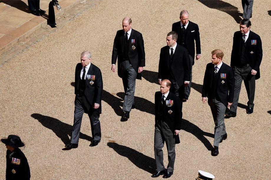 La formación en el funeral del príncipe Felipe fue ordenada por la reina Isabel, que quería desviar la atención sobre los hijos de Carlos y Lady Di.