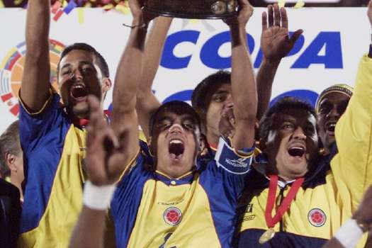 Iván Ramiro Córdoba recibió la única Copa América que ha ganado Colombia. / AP