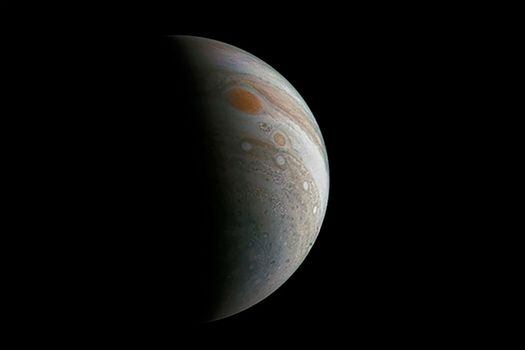 Hace un año la nave espacial Juno, perteneciente a la NASA, orbitó a Júpiter para estudiar su tormenta furiosa conocida como la Gran Mancha Roja.  / AFP