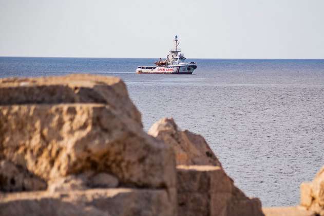 Desesperados, 10 migrantes del Open Arms se lanzan al agua para intentar llegar a la costa italiana