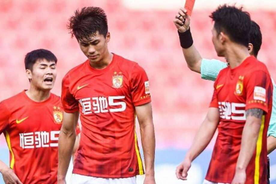 Escenas de la última temporada de Guangzhou en la élite del fútbol chino.