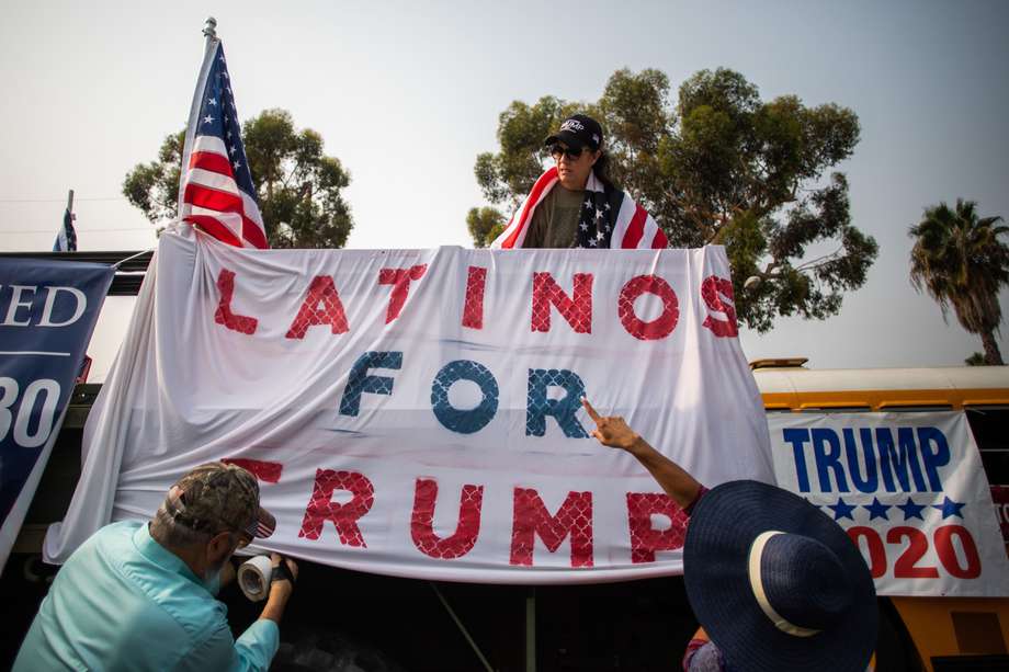 Imagen de archivo: la gente decora un camión con una pancarta que dice "Latinos por Trump" durante una caravana de autos pro-Trump en Ventura Blvd. en Studio City, un vecindario de la ciudad de Los Ángeles, el 13 de septiembre de 2020, en medio de la pandemia de coronavirus.
