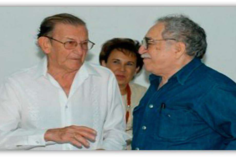 José Salgar (1921-2013) y Gabriel García Márquez (1927-2014) en una imagen de los años 90. En su biografía, el Nobel habla de las "propuestas mortales" que le hacía su jefe de redacción en los años 50, como ir a Medellín a reconstruir la tragedia por un derrumbe o irse al Chocó a contar sobre su pobreza y aislamiento.