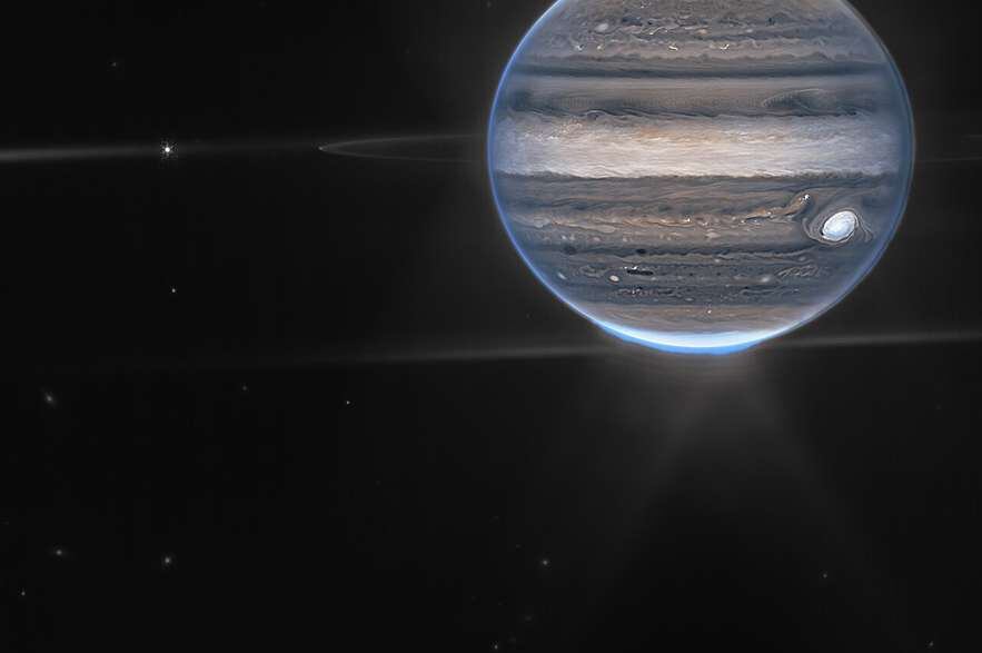 En esta imagen de campo amplio, se reconoce a Júpiter con sus anillos tenues, que son un millón de veces más tenues que el planeta, y las dos lunas diminutas  Amaltea y Adrastea.