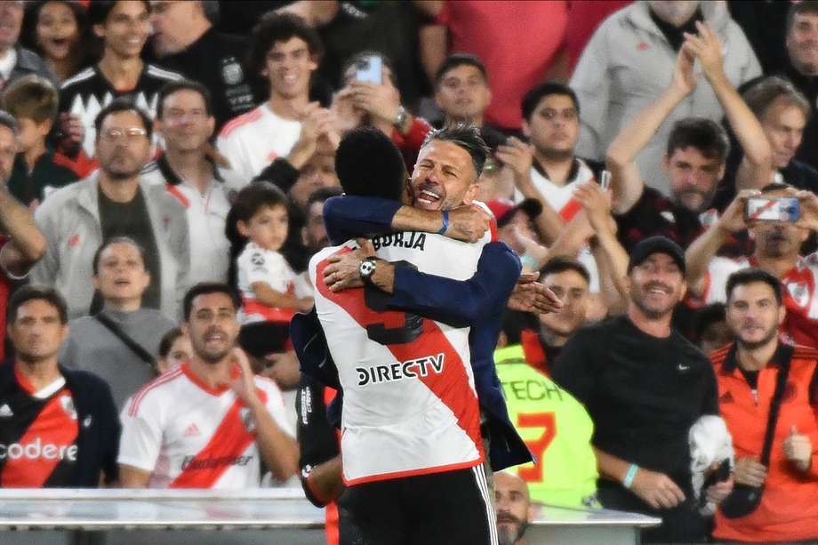Miguel Ángel Borja celebrando con Martín Demichelis tras marcar un doblete con River Plate