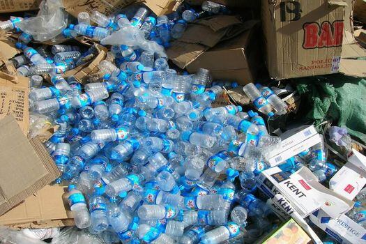 Los plásticos de un solo uso incluyen botellas plásticas, pitillos y platos desechables, entre otros. / Pixabay