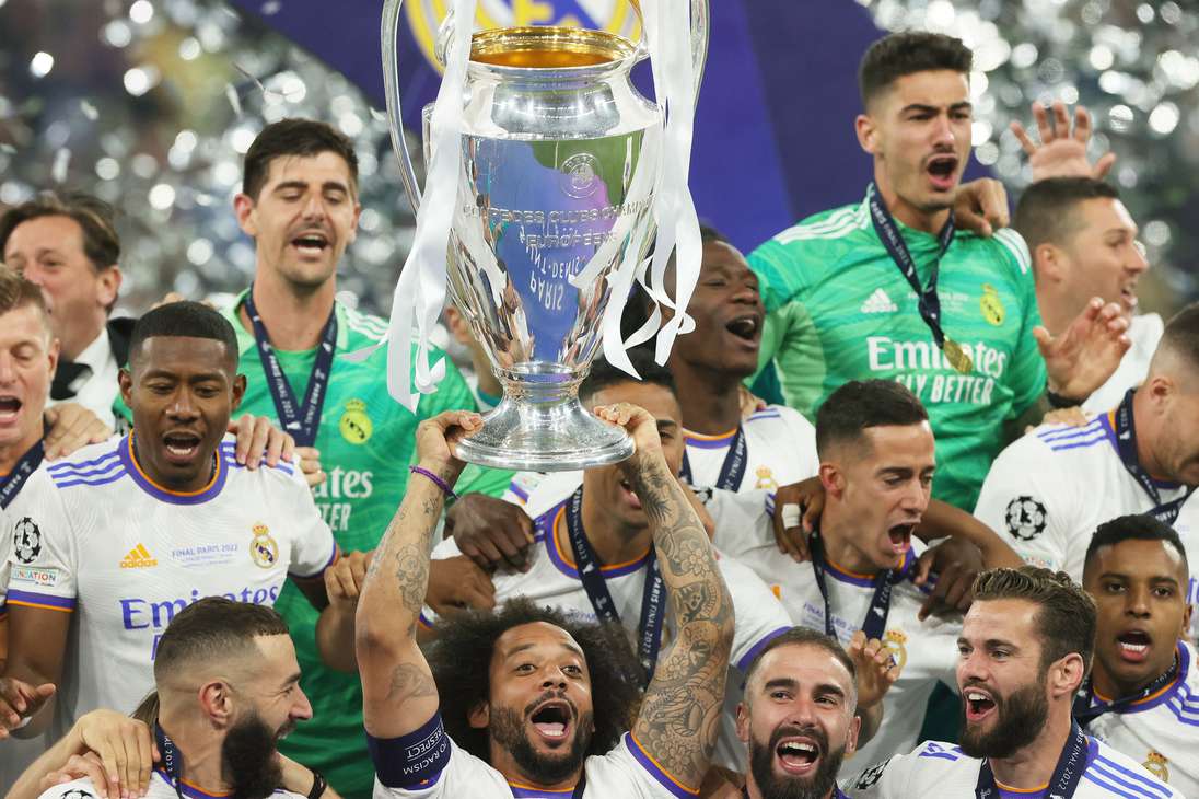 Saint-denis (France), 28/05/2022.- Marcelo of Real Madrid lifts the trophy after the team won the UEFA Champions League final between Liverpool FC and Real Madrid at Stade de France in Saint-Denis, near Paris, France, 28 May 2022. (Liga de Campeones, Francia) EFE/EPA/FRIEDEMANN VOGEL