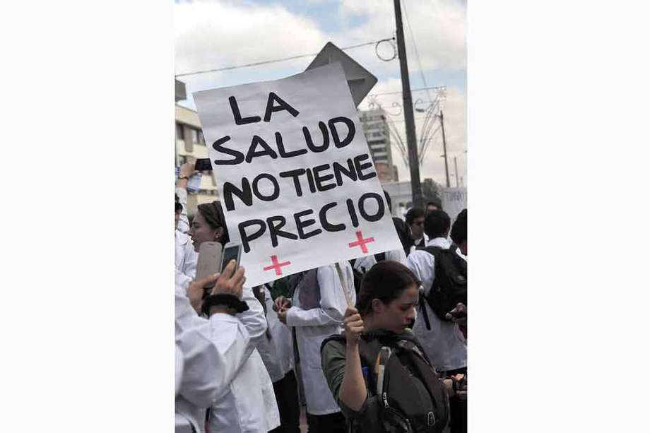 Bogota 2013 El Espectador. Trabajadores de la Salud, edicos ,enfermeras y estudiates de medicina marchan en contra de la reforma a la Salud.      Fotos David Campuzano 