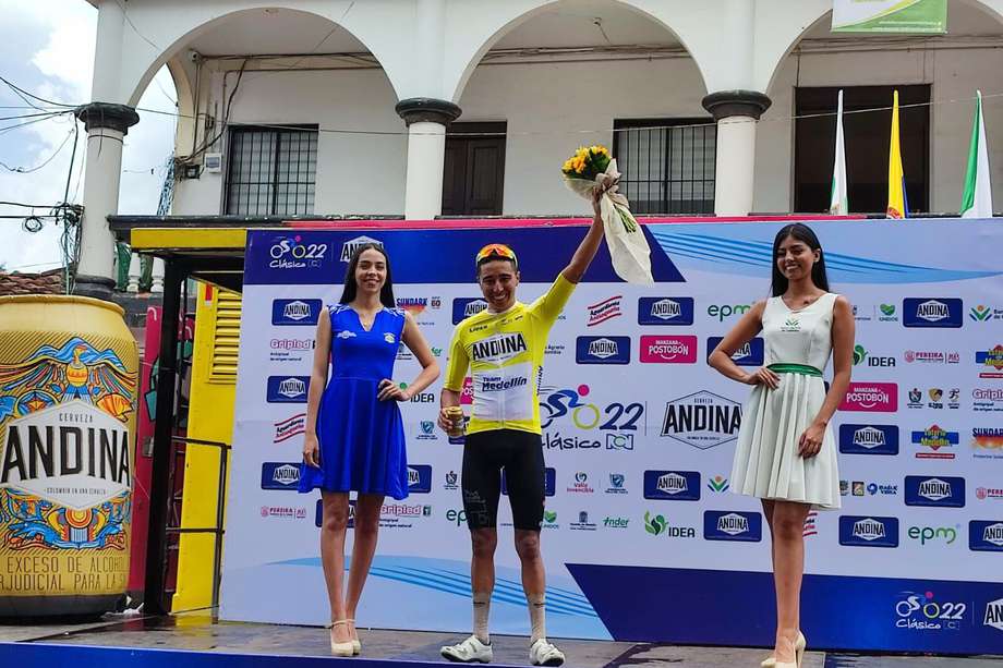 Aldemar Reyes celebra el triunfo de la etapa y el liderato del Clásico RCN.