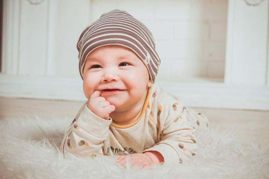 Aproximadamente al llegar a los 2 meses de edad, el bebé va a hacer los primeros intentos por sostener su cabeza durante unos segundos.
