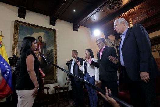 Delcy Rodríguez, presidenta de la ANC, juramentó a cuatro gobernadores opositores. / EFE