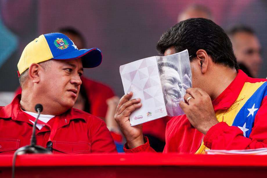 El presidente de Venezuela Nicolás Maduro (d) habla con Diosdado Cabello (i), número dos del chavismo en el país.