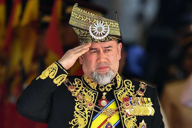 Abdica el rey de Malasia... dicen que por romance con reina rusa