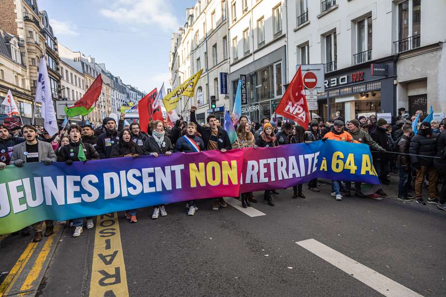 Manifestantes en las calles de París en contra de reforma pensional // EFE/EPA/CHRISTOPHE PETIT TESSON
