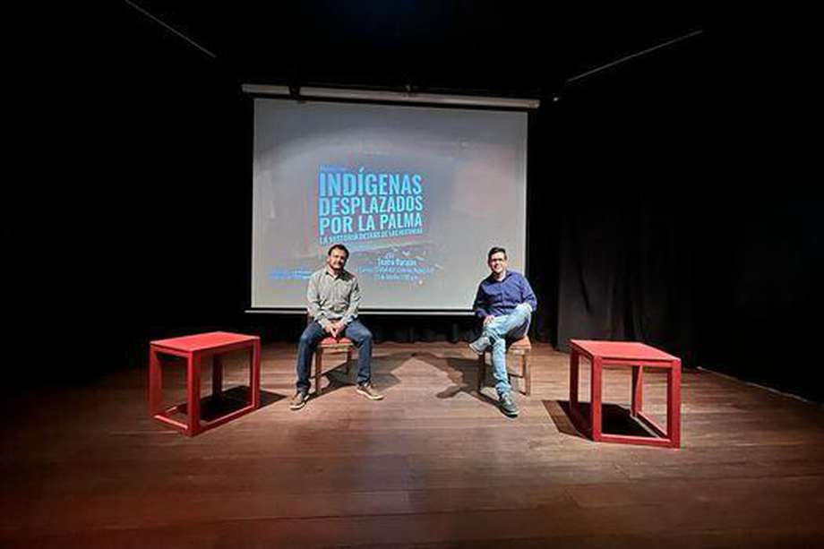 Óscar Parra (der.), director del medio,  y Juan Carlos Contreras, fotógrafo de Rutas del Conflicto, durante un "stand-up journalism".