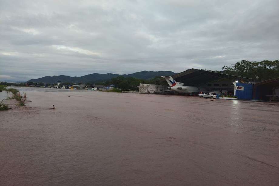 El Aeropuerto Vanguardia de Villavicencio, uno de los lugares más afectados por la reciente ola invernal, fue afectado por inundaciones en la terminal de pasajeros y en la pista.
