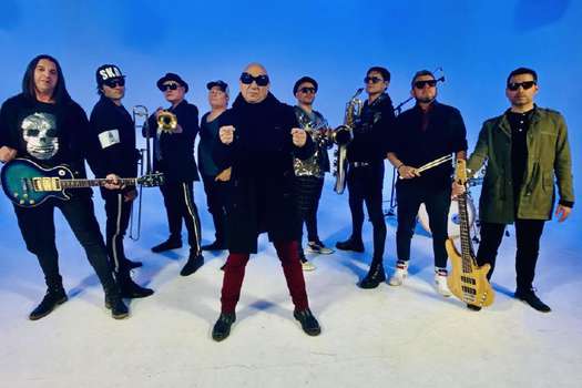 La banda La Mosca, liderada por el vocalista Guillermo Novellis, incorpora en su propuesta musical géneros como rock, pop, jazz latino, ska y tango.  / Archivo particular