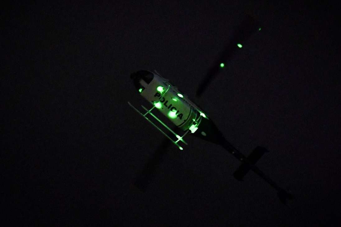 El helicóptero halcón de la Policía iluminado con laser verde