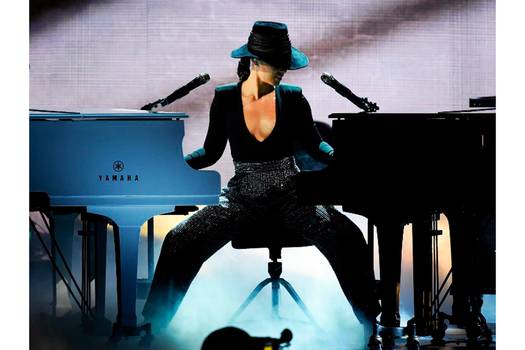 Alicia Keys es reconocida por su prodigiosa voz y su talento para interpretar el piano. 