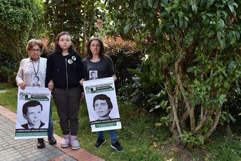 En compañía de su hija y su nieta, miembros del Colectivo 82, familiares de Alfredo Sanjuan, desaparecido