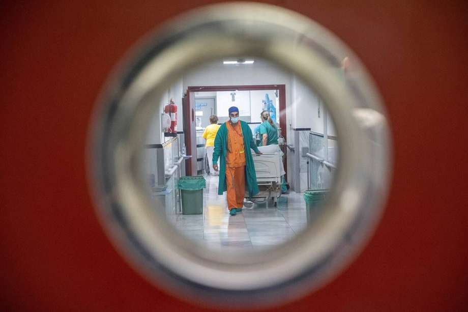 Personal sanitario trabaja en una planta del Hospital Gregorio Marañón, en España.